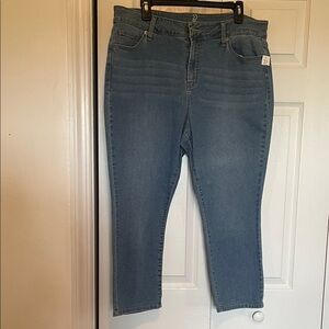 NWT NY & Company sz 20 denim capris lighter blue wash 19” waist, 23.5” inseam